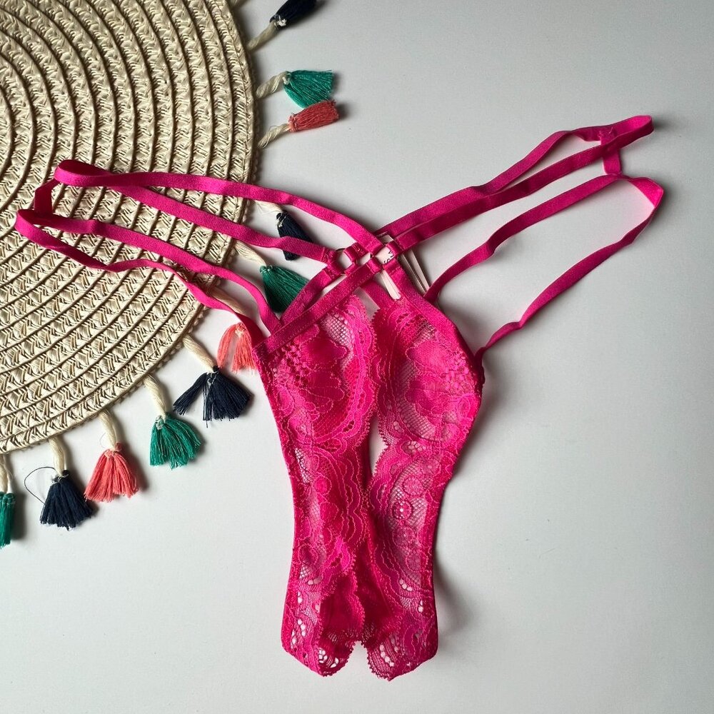 Victoria's Secret Crotchless Lace Strappy Thong Panty Forever Pink Medium NEW